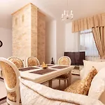 The Golden Nest - 3 Bedroom Family Mountain פמפורובו