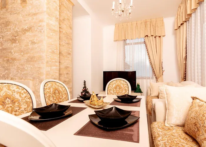 The Golden Nest - 3 Bedroom Family Mountain Apartment